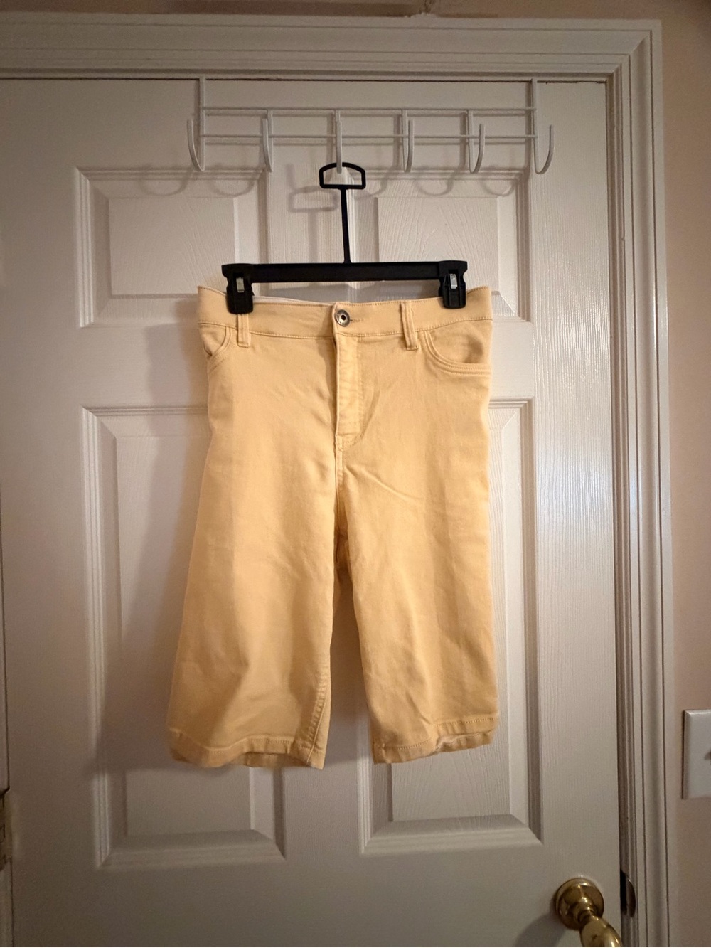 Liz Claiborne Light Yellow Knee-Length Women's Shorts